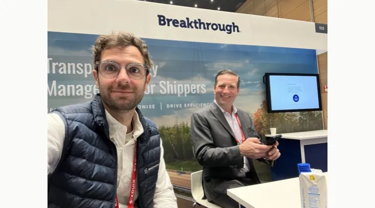 Two team members at the Searoutes booth during Gartner EMEA week